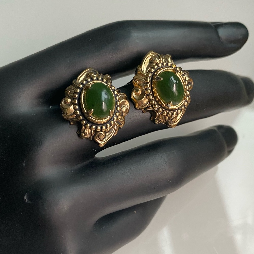 Vintage Gold Tone Green Jade Nephrite Cabochon Clip-On Earrings Ornate Victorian - Picture 7 of 7